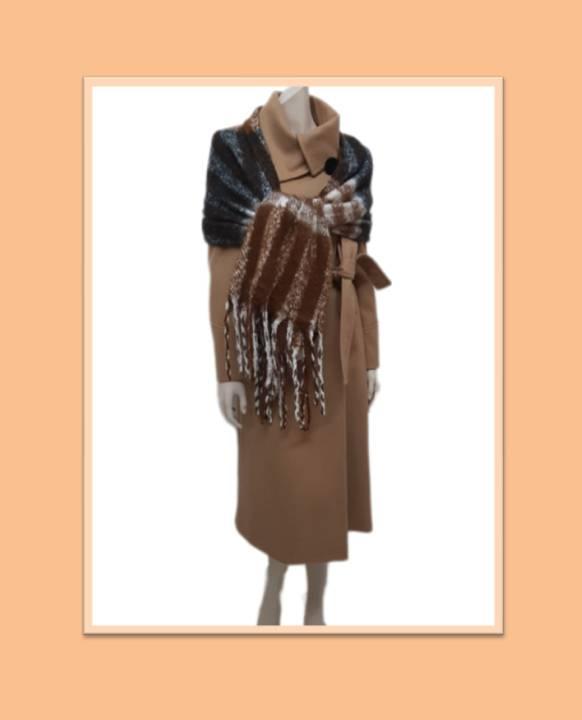 cappotto color cammello con sciarpa lana con le frange