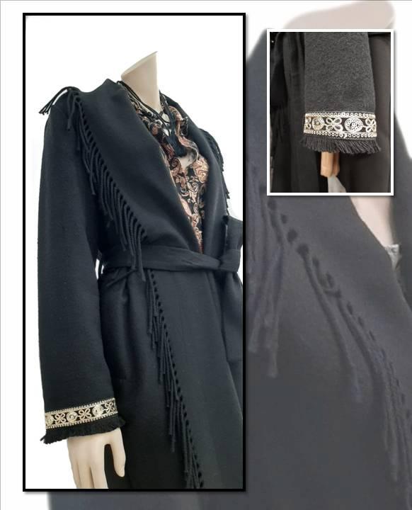 Cappotto di lana nero con frange nei revers e cintura
