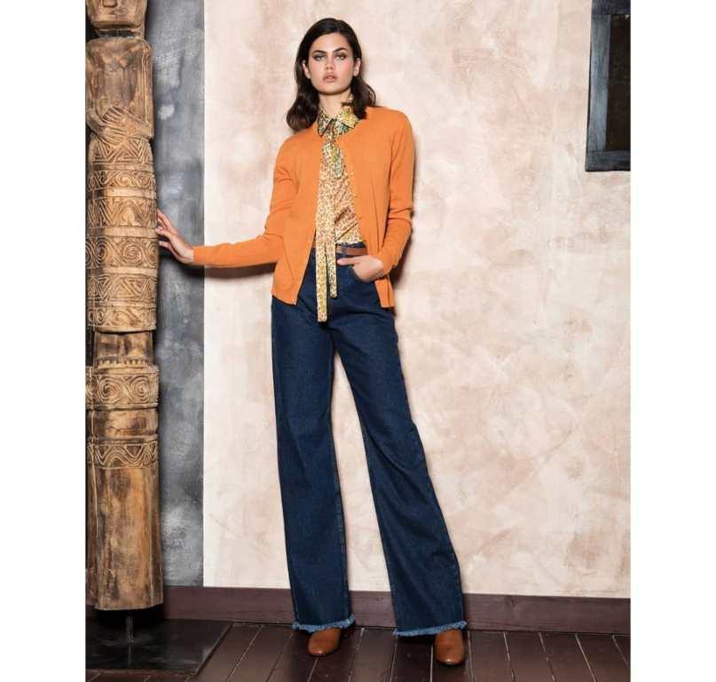 jeans denim con camicia statement a fantasia e cardigan giallo