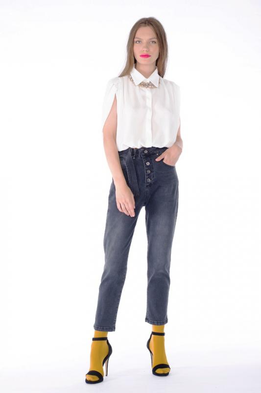 jeans modello slouchy con camicia leggera bianca