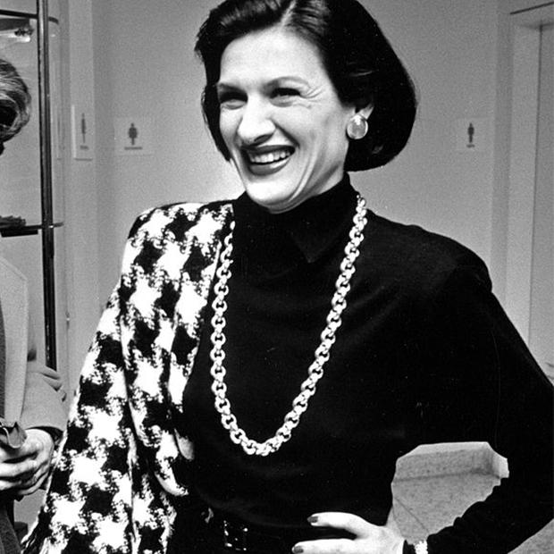 immagine vintage in bianco e nero con donna che indossa uno scialle in pied de poule