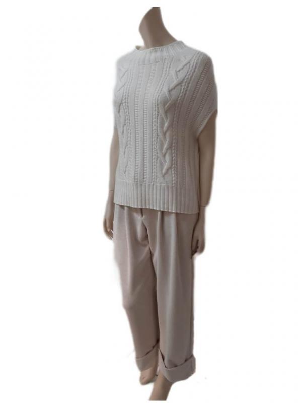 outfit pantalone panna con svoltine e gilet in maglia smanicato bianco