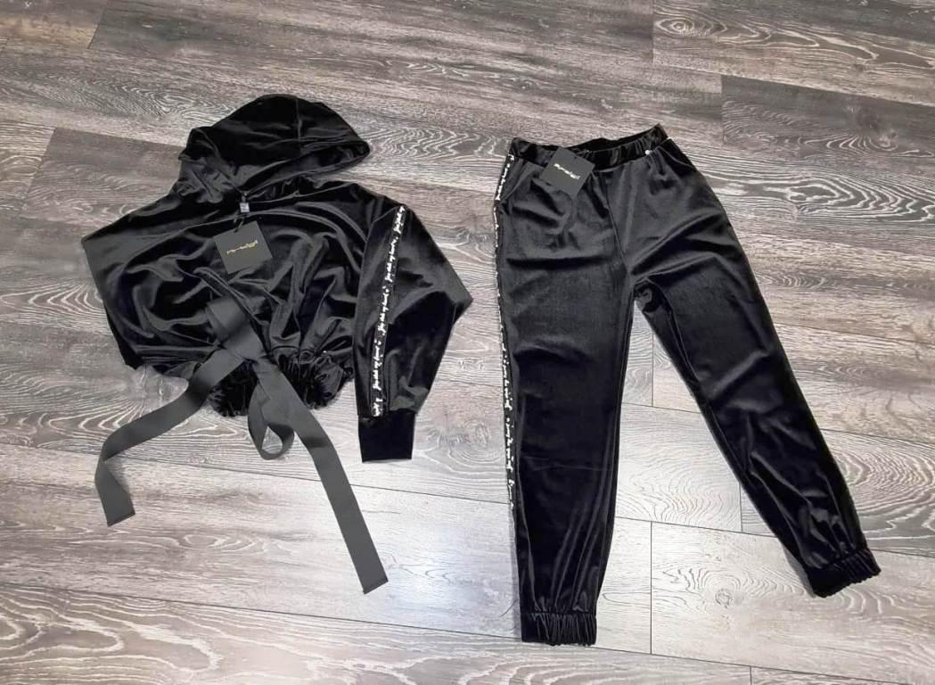 tuta in ciniglia piegata con pantaloni joggers e felpa hoodie cropped nera con bande writing